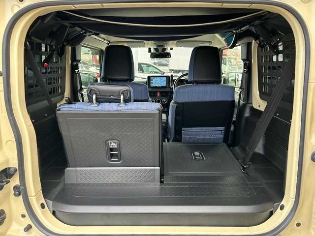 スズキ ジムニー XL 東京都 2023(令5)年 0.5万km シフォンアイボリーM ワンオーナー/4WD/純正SDナビ（CN-RZ875）/・Bluetooth/TV/CD/DVD/SD/USB/ドライブレコーダー/レーンアシスト/横滑り防止装置/盗難防止装置/衝突被害軽減システム/ダウンヒルアシストコントロール/アイドリングストップ/オートライト/オートエアコン/プッシュスタート/スペアキー1本/取扱説明書/保証書/――――社外パーツ――――/外装/・オフロードサービスタニグチFRPフロントバンパー/・オフロードサービスタニグチスキッドプレート/・オフロードサービスタニグチテールレンズガーニッシュ/・社外サイドシルガード/・社外リアバンパー/・社外ライトガードカバー/内装/・DENIMシートカバー/・Marchfa合金トランク拡張棚/・ユーティリティサイドバー/・トランクダンパー/エンジン/・Greddyインタークラー/・GreddyブローオフバルブFV/・零1000サクションチャンバー/・ロッソモデロDUSSEL GT-TTiマフラー/・ボンネットダンパー/足回り/・DAMSELユーロサスペンションキッド/・MBRA Old Country クロームスチールホイール