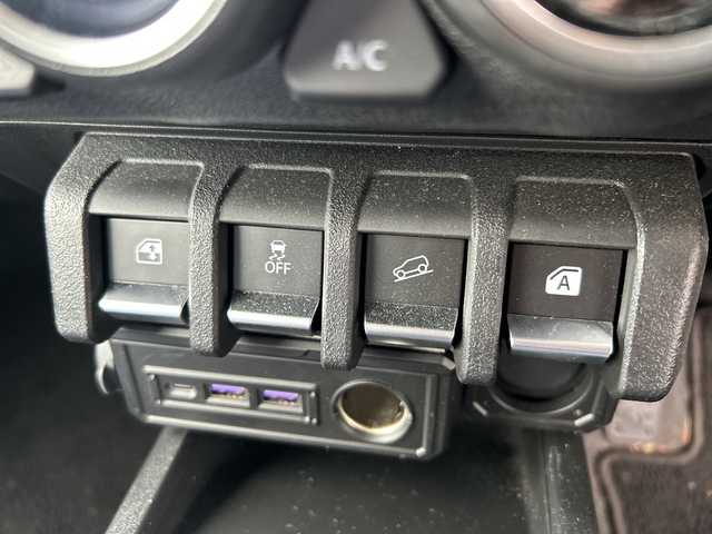 スズキ ジムニー XL 東京都 2023(令5)年 0.5万km シフォンアイボリーM ワンオーナー/4WD/純正SDナビ（CN-RZ875）/・Bluetooth/TV/CD/DVD/SD/USB/ドライブレコーダー/レーンアシスト/横滑り防止装置/盗難防止装置/衝突被害軽減システム/ダウンヒルアシストコントロール/アイドリングストップ/オートライト/オートエアコン/プッシュスタート/スペアキー1本/取扱説明書/保証書/――――社外パーツ――――/外装/・オフロードサービスタニグチFRPフロントバンパー/・オフロードサービスタニグチスキッドプレート/・オフロードサービスタニグチテールレンズガーニッシュ/・社外サイドシルガード/・社外リアバンパー/・社外ライトガードカバー/内装/・DENIMシートカバー/・Marchfa合金トランク拡張棚/・ユーティリティサイドバー/・トランクダンパー/エンジン/・Greddyインタークラー/・GreddyブローオフバルブFV/・零1000サクションチャンバー/・ロッソモデロDUSSEL GT-TTiマフラー/・ボンネットダンパー/足回り/・DAMSELユーロサスペンションキッド/・MBRA Old Country クロームスチールホイール