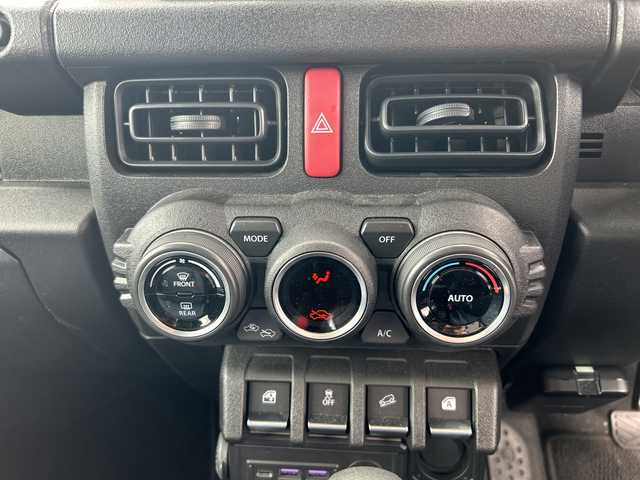 スズキ ジムニー XL 東京都 2023(令5)年 0.5万km シフォンアイボリーM ワンオーナー/4WD/純正SDナビ（CN-RZ875）/・Bluetooth/TV/CD/DVD/SD/USB/ドライブレコーダー/レーンアシスト/横滑り防止装置/盗難防止装置/衝突被害軽減システム/ダウンヒルアシストコントロール/アイドリングストップ/オートライト/オートエアコン/プッシュスタート/スペアキー1本/取扱説明書/保証書/――――社外パーツ――――/外装/・オフロードサービスタニグチFRPフロントバンパー/・オフロードサービスタニグチスキッドプレート/・オフロードサービスタニグチテールレンズガーニッシュ/・社外サイドシルガード/・社外リアバンパー/・社外ライトガードカバー/内装/・DENIMシートカバー/・Marchfa合金トランク拡張棚/・ユーティリティサイドバー/・トランクダンパー/エンジン/・Greddyインタークラー/・GreddyブローオフバルブFV/・零1000サクションチャンバー/・ロッソモデロDUSSEL GT-TTiマフラー/・ボンネットダンパー/足回り/・DAMSELユーロサスペンションキッド/・MBRA Old Country クロームスチールホイール