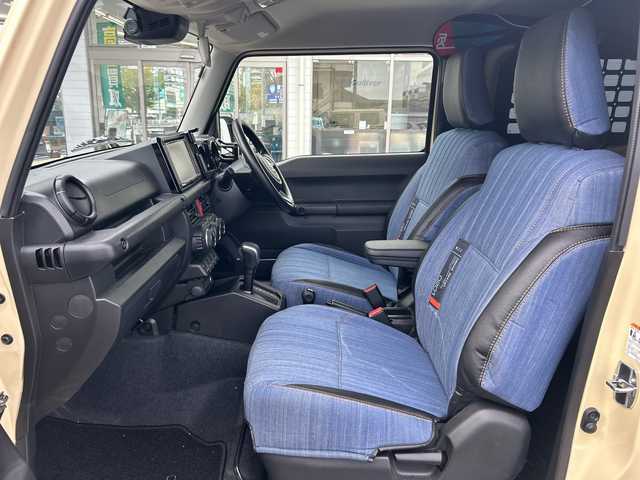 スズキ ジムニー XL 東京都 2023(令5)年 0.5万km シフォンアイボリーM ワンオーナー/4WD/純正SDナビ（CN-RZ875）/・Bluetooth/TV/CD/DVD/SD/USB/ドライブレコーダー/レーンアシスト/横滑り防止装置/盗難防止装置/衝突被害軽減システム/ダウンヒルアシストコントロール/アイドリングストップ/オートライト/オートエアコン/プッシュスタート/スペアキー1本/取扱説明書/保証書/――――社外パーツ――――/外装/・オフロードサービスタニグチFRPフロントバンパー/・オフロードサービスタニグチスキッドプレート/・オフロードサービスタニグチテールレンズガーニッシュ/・社外サイドシルガード/・社外リアバンパー/・社外ライトガードカバー/内装/・DENIMシートカバー/・Marchfa合金トランク拡張棚/・ユーティリティサイドバー/・トランクダンパー/エンジン/・Greddyインタークラー/・GreddyブローオフバルブFV/・零1000サクションチャンバー/・ロッソモデロDUSSEL GT-TTiマフラー/・ボンネットダンパー/足回り/・DAMSELユーロサスペンションキッド/・MBRA Old Country クロームスチールホイール