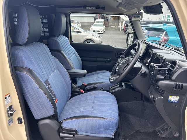 スズキ ジムニー XL 東京都 2023(令5)年 0.5万km シフォンアイボリーM ワンオーナー/4WD/純正SDナビ（CN-RZ875）/・Bluetooth/TV/CD/DVD/SD/USB/ドライブレコーダー/レーンアシスト/横滑り防止装置/盗難防止装置/衝突被害軽減システム/ダウンヒルアシストコントロール/アイドリングストップ/オートライト/オートエアコン/プッシュスタート/スペアキー1本/取扱説明書/保証書/――――社外パーツ――――/外装/・オフロードサービスタニグチFRPフロントバンパー/・オフロードサービスタニグチスキッドプレート/・オフロードサービスタニグチテールレンズガーニッシュ/・社外サイドシルガード/・社外リアバンパー/・社外ライトガードカバー/内装/・DENIMシートカバー/・Marchfa合金トランク拡張棚/・ユーティリティサイドバー/・トランクダンパー/エンジン/・Greddyインタークラー/・GreddyブローオフバルブFV/・零1000サクションチャンバー/・ロッソモデロDUSSEL GT-TTiマフラー/・ボンネットダンパー/足回り/・DAMSELユーロサスペンションキッド/・MBRA Old Country クロームスチールホイール