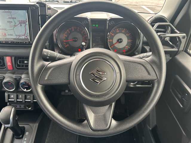 スズキ ジムニー XL 東京都 2023(令5)年 0.5万km シフォンアイボリーM ワンオーナー/4WD/純正SDナビ（CN-RZ875）/・Bluetooth/TV/CD/DVD/SD/USB/ドライブレコーダー/レーンアシスト/横滑り防止装置/盗難防止装置/衝突被害軽減システム/ダウンヒルアシストコントロール/アイドリングストップ/オートライト/オートエアコン/プッシュスタート/スペアキー1本/取扱説明書/保証書/――――社外パーツ――――/外装/・オフロードサービスタニグチFRPフロントバンパー/・オフロードサービスタニグチスキッドプレート/・オフロードサービスタニグチテールレンズガーニッシュ/・社外サイドシルガード/・社外リアバンパー/・社外ライトガードカバー/内装/・DENIMシートカバー/・Marchfa合金トランク拡張棚/・ユーティリティサイドバー/・トランクダンパー/エンジン/・Greddyインタークラー/・GreddyブローオフバルブFV/・零1000サクションチャンバー/・ロッソモデロDUSSEL GT-TTiマフラー/・ボンネットダンパー/足回り/・DAMSELユーロサスペンションキッド/・MBRA Old Country クロームスチールホイール