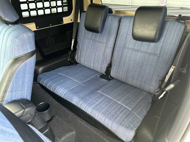 スズキ ジムニー XL 東京都 2023(令5)年 0.5万km シフォンアイボリーM ワンオーナー/4WD/純正SDナビ（CN-RZ875）/・Bluetooth/TV/CD/DVD/SD/USB/ドライブレコーダー/レーンアシスト/横滑り防止装置/盗難防止装置/衝突被害軽減システム/ダウンヒルアシストコントロール/アイドリングストップ/オートライト/オートエアコン/プッシュスタート/スペアキー1本/取扱説明書/保証書/――――社外パーツ――――/外装/・オフロードサービスタニグチFRPフロントバンパー/・オフロードサービスタニグチスキッドプレート/・オフロードサービスタニグチテールレンズガーニッシュ/・社外サイドシルガード/・社外リアバンパー/・社外ライトガードカバー/内装/・DENIMシートカバー/・Marchfa合金トランク拡張棚/・ユーティリティサイドバー/・トランクダンパー/エンジン/・Greddyインタークラー/・GreddyブローオフバルブFV/・零1000サクションチャンバー/・ロッソモデロDUSSEL GT-TTiマフラー/・ボンネットダンパー/足回り/・DAMSELユーロサスペンションキッド/・MBRA Old Country クロームスチールホイール