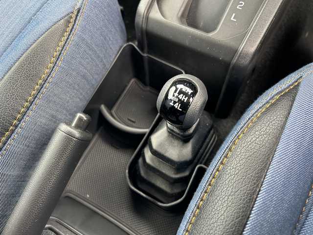 スズキ ジムニー XL 東京都 2023(令5)年 0.5万km シフォンアイボリーM ワンオーナー/4WD/純正SDナビ（CN-RZ875）/・Bluetooth/TV/CD/DVD/SD/USB/ドライブレコーダー/レーンアシスト/横滑り防止装置/盗難防止装置/衝突被害軽減システム/ダウンヒルアシストコントロール/アイドリングストップ/オートライト/オートエアコン/プッシュスタート/スペアキー1本/取扱説明書/保証書/――――社外パーツ――――/外装/・オフロードサービスタニグチFRPフロントバンパー/・オフロードサービスタニグチスキッドプレート/・オフロードサービスタニグチテールレンズガーニッシュ/・社外サイドシルガード/・社外リアバンパー/・社外ライトガードカバー/内装/・DENIMシートカバー/・Marchfa合金トランク拡張棚/・ユーティリティサイドバー/・トランクダンパー/エンジン/・Greddyインタークラー/・GreddyブローオフバルブFV/・零1000サクションチャンバー/・ロッソモデロDUSSEL GT-TTiマフラー/・ボンネットダンパー/足回り/・DAMSELユーロサスペンションキッド/・MBRA Old Country クロームスチールホイール