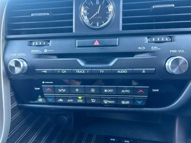 レクサス ＲＸ 200t バージョンL 大阪府 2016(平28)年 4.4万km ソニッククォーツ １２．３型ナビ（フルセグ/Bluetooth/DVD/CD)/サンルーフ　/ブラインドスポットモニター　/レーダークルーズコントロール　/全方位カメラ/ヘッドアップディスプレイ　/衝突被害軽減システム　/横滑り防止装置　/レーンキープアシスト　/オートマチックハイビーム/コーナーセンサー/純正アルミホイール/純正LED/ワンオーナー/シートヒーター/レーザーシート/パワーシート/ドライブレコーダー/ビルトインETC2.0/スペアキー1本/保証書/取扱説明書