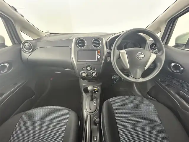 日産 ノート X FOUR 道央・札幌 2015(平27)年 4.5万km ブリリアントシルバー ・４WD/・寒冷地仕様/・純正SDナビ/　（MM115D-W）/・エマージェンシーブレーキ/・レーンキープアシスト/・オートライト/・プッシュスタート/・スマートキー/・純正フロアマット/・ドアバイザー