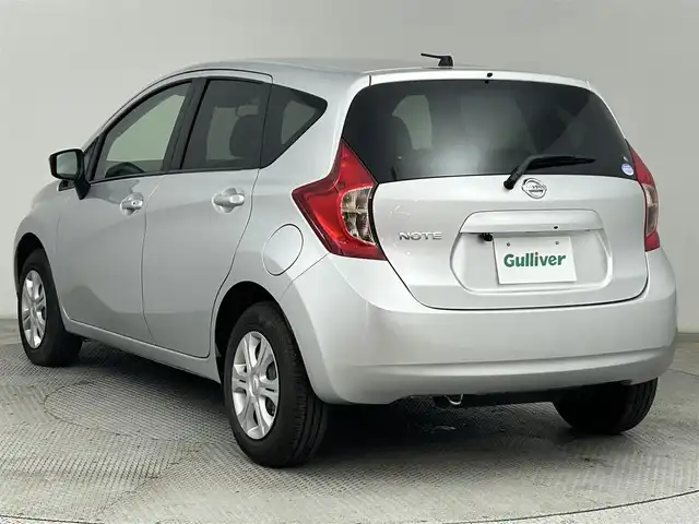 日産 ノート X FOUR 道央・札幌 2015(平27)年 4.5万km ブリリアントシルバー ・４WD/・寒冷地仕様/・純正SDナビ/　（MM115D-W）/・エマージェンシーブレーキ/・レーンキープアシスト/・オートライト/・プッシュスタート/・スマートキー/・純正フロアマット/・ドアバイザー