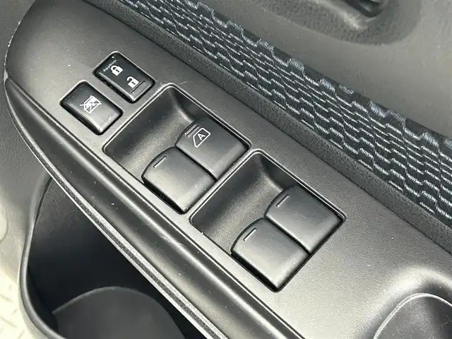 日産 ノート X FOUR 道央・札幌 2015(平27)年 4.5万km ブリリアントシルバー ・４WD/・寒冷地仕様/・純正SDナビ/　（MM115D-W）/・エマージェンシーブレーキ/・レーンキープアシスト/・オートライト/・プッシュスタート/・スマートキー/・純正フロアマット/・ドアバイザー