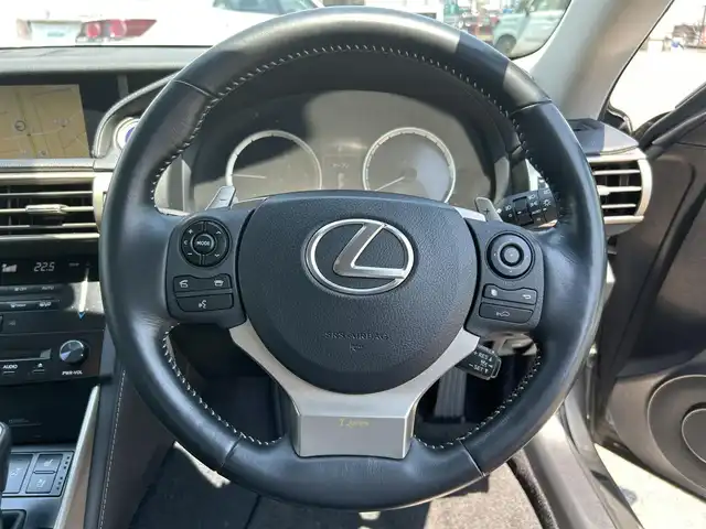 レクサス ＩＳ 300h バージョンL 広島県 2014(平26)年 10.2万km ソニックチタニウム ワンオーナー/純正ナビ/「CD/DVD/Bluetooth/フルセグTV」/バックカメラ/ETC/ドライブレコーダー/レザーシート/シートヒーター「D/N席」/エアシート「D/N席」/パワーシート/メモリーシート「D席」/衝突被害軽減システム/レーダークルーズコントロール/ブラインドスポットモニター/コーナーセンサ/LEDヘッドライト/オートライト/リアロールサンシェード/純正フロアマット/純正17インチAW/プッシュスタート/スペアキー×1/保障書/取扱説明書