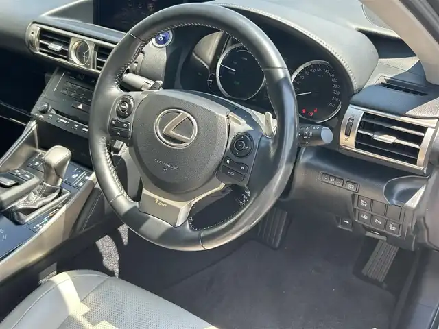 レクサス ＩＳ 300h バージョンL 広島県 2014(平26)年 10.2万km ソニックチタニウム ワンオーナー/純正ナビ/「CD/DVD/Bluetooth/フルセグTV」/バックカメラ/ETC/ドライブレコーダー/レザーシート/シートヒーター「D/N席」/エアシート「D/N席」/パワーシート/メモリーシート「D席」/衝突被害軽減システム/レーダークルーズコントロール/ブラインドスポットモニター/コーナーセンサ/LEDヘッドライト/オートライト/リアロールサンシェード/純正フロアマット/純正17インチAW/プッシュスタート/スペアキー×1/保障書/取扱説明書