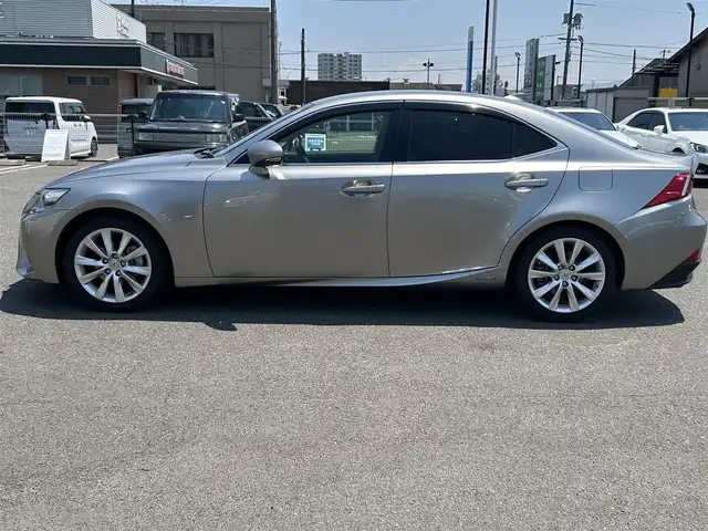 レクサス ＩＳ 300h バージョンL 広島県 2014(平26)年 10.2万km ソニックチタニウム ワンオーナー/純正ナビ/「CD/DVD/Bluetooth/フルセグTV」/バックカメラ/ETC/ドライブレコーダー/レザーシート/シートヒーター「D/N席」/エアシート「D/N席」/パワーシート/メモリーシート「D席」/衝突被害軽減システム/レーダークルーズコントロール/ブラインドスポットモニター/コーナーセンサ/LEDヘッドライト/オートライト/リアロールサンシェード/純正フロアマット/純正17インチAW/プッシュスタート/スペアキー×1/保障書/取扱説明書