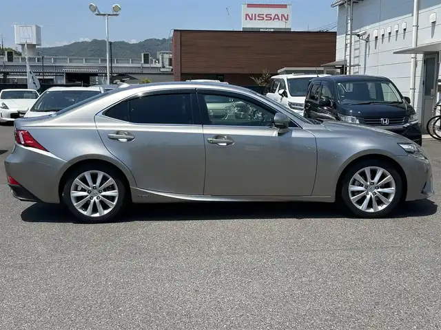レクサス ＩＳ 300h バージョンL 広島県 2014(平26)年 10.2万km ソニックチタニウム ワンオーナー/純正ナビ/「CD/DVD/Bluetooth/フルセグTV」/バックカメラ/ETC/ドライブレコーダー/レザーシート/シートヒーター「D/N席」/エアシート「D/N席」/パワーシート/メモリーシート「D席」/衝突被害軽減システム/レーダークルーズコントロール/ブラインドスポットモニター/コーナーセンサ/LEDヘッドライト/オートライト/リアロールサンシェード/純正フロアマット/純正17インチAW/プッシュスタート/スペアキー×1/保障書/取扱説明書
