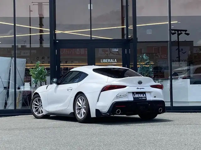 トヨタ スープラ SZ 福岡県 2022(令4)年 0.7万km パール ・レーダークルーズコントロール/・純正ナビ/USB/Bluetooth/・バックカメラ/・前後ドライブレコーダー/・フルセグ/・社外ETC/・純正17AW/・車高調/・プッシュスタート/・パーキングアシスト/・スマートキー/・スペアキー/・フルエアロパーツ/・オートライト/・LEDライト/・保証書/・取扱説明書