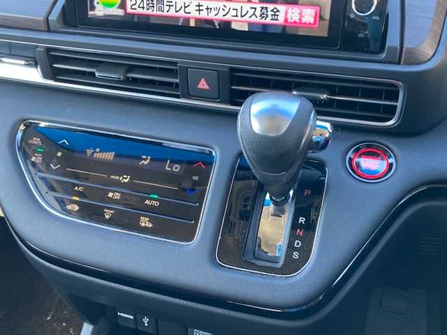 ホンダ オデッセイ アブソルート 愛媛県 2020(令2)年 1.4万km プラチナホワイトパール 純正10インチナビ/・CD/DVD/フルセグTV/・Bluetooth/MSV/USB/全方位モニター/・バックカメラ/ETC2.0/両側パワースライドドア/ホンダセンシング /・衝突軽減ブレーキ/・レーンキープアシスト/・レーダークルーズコントロール/・クリアランスソナー /・パーキングアシスト/パドルシフト/ハーフレザーシート/・D席パワーシート/・2列目オットマンシート/ISOFIX/アイドリングストップ/LEDオートライト/プッシュスタート/・スペアキー/取扱説明書/保証書