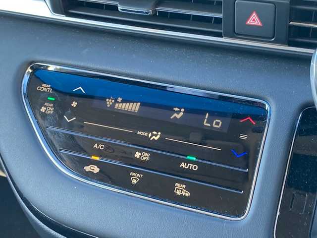 ホンダ オデッセイ アブソルート 愛媛県 2020(令2)年 1.4万km プラチナホワイトパール 純正10インチナビ/・CD/DVD/フルセグTV/・Bluetooth/MSV/USB/全方位モニター/・バックカメラ/ETC2.0/両側パワースライドドア/ホンダセンシング /・衝突軽減ブレーキ/・レーンキープアシスト/・レーダークルーズコントロール/・クリアランスソナー /・パーキングアシスト/パドルシフト/ハーフレザーシート/・D席パワーシート/・2列目オットマンシート/ISOFIX/アイドリングストップ/LEDオートライト/プッシュスタート/・スペアキー/取扱説明書/保証書