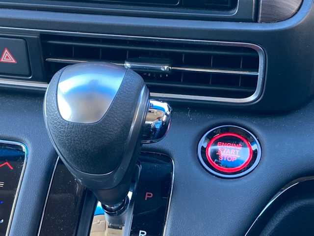 ホンダ オデッセイ アブソルート 愛媛県 2020(令2)年 1.4万km プラチナホワイトパール 純正10インチナビ/・CD/DVD/フルセグTV/・Bluetooth/MSV/USB/全方位モニター/・バックカメラ/ETC2.0/両側パワースライドドア/ホンダセンシング /・衝突軽減ブレーキ/・レーンキープアシスト/・レーダークルーズコントロール/・クリアランスソナー /・パーキングアシスト/パドルシフト/ハーフレザーシート/・D席パワーシート/・2列目オットマンシート/ISOFIX/アイドリングストップ/LEDオートライト/プッシュスタート/・スペアキー/取扱説明書/保証書