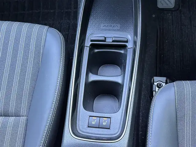 トヨタ アクア Z 宮城県 2022(令4)年 0.5万km ダークブルーマイカM 合成皮革パッケージ/・合皮/ストライプ柄ファブリックコンビシート/・パワーシート（運転席）/・シートヒーター（運転席/助手席）/・ステアリングヒーター/＝＝＝/セーフティセンス/・プリクラッシュセーフティ/・レーントレーシングアシスト/・レーダークルーズコントロール/・オートマチックハイビーム/・ロードサインアシスト/先行車発進告知機能/パーキングサポートブレーキ（前後方静止物）/10.5インチディスプレイオーディオ/・ナビ機能付/・Bluetooth/バックカメラ/ドライブレコーダー/AC100V/1500Wアクセサリーコンセント/革巻きステアリング/ステアリングスイッチ/LEDヘッドランプ/LEDフロントフォグランプ/オートライト/スマートキー＆プッシュスタート/スペアキー1本/電動格納ミラー/純正15インチAW/純正フロアマット/W/サイド/カーテンエアバッグ