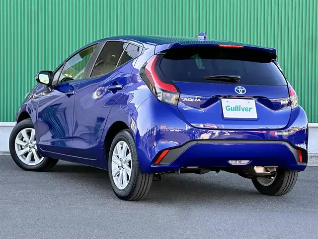 トヨタ アクア Z 宮城県 2022(令4)年 0.5万km ダークブルーマイカM 合成皮革パッケージ/・合皮/ストライプ柄ファブリックコンビシート/・パワーシート（運転席）/・シートヒーター（運転席/助手席）/・ステアリングヒーター/＝＝＝/セーフティセンス/・プリクラッシュセーフティ/・レーントレーシングアシスト/・レーダークルーズコントロール/・オートマチックハイビーム/・ロードサインアシスト/先行車発進告知機能/パーキングサポートブレーキ（前後方静止物）/10.5インチディスプレイオーディオ/・ナビ機能付/・Bluetooth/バックカメラ/ドライブレコーダー/AC100V/1500Wアクセサリーコンセント/革巻きステアリング/ステアリングスイッチ/LEDヘッドランプ/LEDフロントフォグランプ/オートライト/スマートキー＆プッシュスタート/スペアキー1本/電動格納ミラー/純正15インチAW/純正フロアマット/W/サイド/カーテンエアバッグ