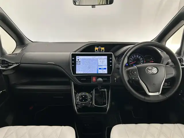 トヨタ ヴォクシー ZS 煌 福井県 2018(平30)年 0.8万km ホワイトパールクリスタルシャイン 純正ナビ/AM/FM/Bluetooth/CD/DVD/フルセグ/両側パワースライドドア/トヨタセーフティーセンス/・衝突軽減システム/・車線逸脱抑制システム/・オートマチックハイビーム/・先行車発進告知/クルーズコントロール/バックカメラ/オートライト/ビルトインETC/プッシュスタート/USB充電ソケット/レザー調シートカバー/ステアリングスイッチ