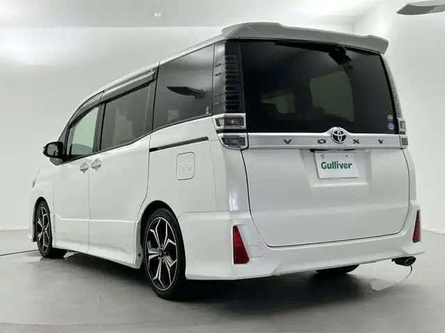 トヨタ ヴォクシー ZS 煌 福井県 2018(平30)年 0.8万km ホワイトパールクリスタルシャイン 純正ナビ/AM/FM/Bluetooth/CD/DVD/フルセグ/両側パワースライドドア/トヨタセーフティーセンス/・衝突軽減システム/・車線逸脱抑制システム/・オートマチックハイビーム/・先行車発進告知/クルーズコントロール/バックカメラ/オートライト/ビルトインETC/プッシュスタート/USB充電ソケット/レザー調シートカバー/ステアリングスイッチ