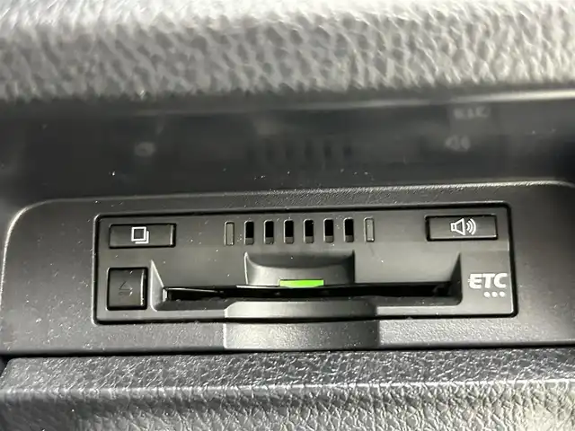 トヨタ ヴォクシー ZS 煌 福井県 2018(平30)年 0.8万km ホワイトパールクリスタルシャイン 純正ナビ/AM/FM/Bluetooth/CD/DVD/フルセグ/両側パワースライドドア/トヨタセーフティーセンス/・衝突軽減システム/・車線逸脱抑制システム/・オートマチックハイビーム/・先行車発進告知/クルーズコントロール/バックカメラ/オートライト/ビルトインETC/プッシュスタート/USB充電ソケット/レザー調シートカバー/ステアリングスイッチ