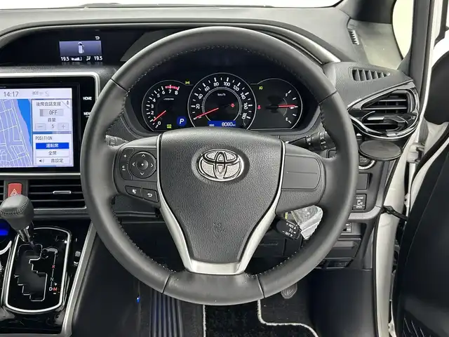トヨタ ヴォクシー ZS 煌 福井県 2018(平30)年 0.8万km ホワイトパールクリスタルシャイン 純正ナビ/AM/FM/Bluetooth/CD/DVD/フルセグ/両側パワースライドドア/トヨタセーフティーセンス/・衝突軽減システム/・車線逸脱抑制システム/・オートマチックハイビーム/・先行車発進告知/クルーズコントロール/バックカメラ/オートライト/ビルトインETC/プッシュスタート/USB充電ソケット/レザー調シートカバー/ステアリングスイッチ