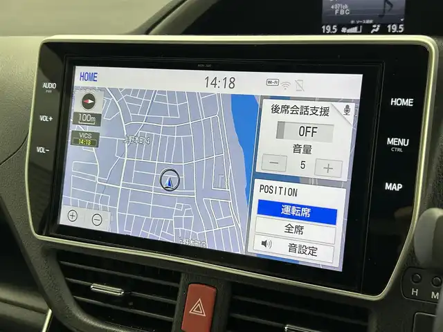 トヨタ ヴォクシー ZS 煌 福井県 2018(平30)年 0.8万km ホワイトパールクリスタルシャイン 純正ナビ/AM/FM/Bluetooth/CD/DVD/フルセグ/両側パワースライドドア/トヨタセーフティーセンス/・衝突軽減システム/・車線逸脱抑制システム/・オートマチックハイビーム/・先行車発進告知/クルーズコントロール/バックカメラ/オートライト/ビルトインETC/プッシュスタート/USB充電ソケット/レザー調シートカバー/ステアリングスイッチ