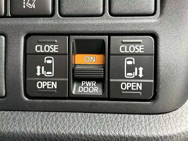 トヨタ ヴォクシー ZS 煌 福井県 2018(平30)年 0.8万km ホワイトパールクリスタルシャイン 純正ナビ/AM/FM/Bluetooth/CD/DVD/フルセグ/両側パワースライドドア/トヨタセーフティーセンス/・衝突軽減システム/・車線逸脱抑制システム/・オートマチックハイビーム/・先行車発進告知/クルーズコントロール/バックカメラ/オートライト/ビルトインETC/プッシュスタート/USB充電ソケット/レザー調シートカバー/ステアリングスイッチ