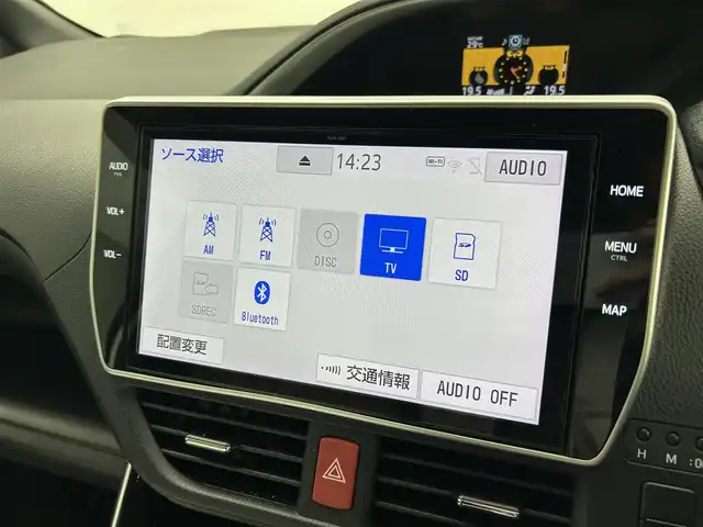 トヨタ ヴォクシー ZS 煌 福井県 2018(平30)年 0.8万km ホワイトパールクリスタルシャイン 純正ナビ/AM/FM/Bluetooth/CD/DVD/フルセグ/両側パワースライドドア/トヨタセーフティーセンス/・衝突軽減システム/・車線逸脱抑制システム/・オートマチックハイビーム/・先行車発進告知/クルーズコントロール/バックカメラ/オートライト/ビルトインETC/プッシュスタート/USB充電ソケット/レザー調シートカバー/ステアリングスイッチ