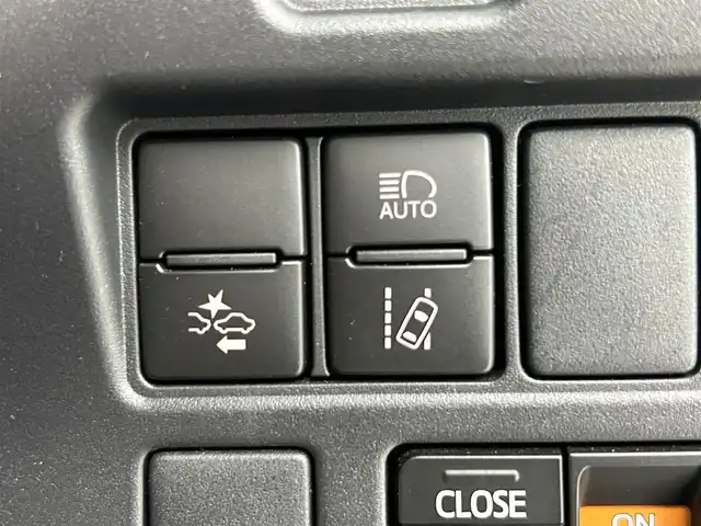 トヨタ ヴォクシー ZS 煌 福井県 2018(平30)年 0.8万km ホワイトパールクリスタルシャイン 純正ナビ/AM/FM/Bluetooth/CD/DVD/フルセグ/両側パワースライドドア/トヨタセーフティーセンス/・衝突軽減システム/・車線逸脱抑制システム/・オートマチックハイビーム/・先行車発進告知/クルーズコントロール/バックカメラ/オートライト/ビルトインETC/プッシュスタート/USB充電ソケット/レザー調シートカバー/ステアリングスイッチ