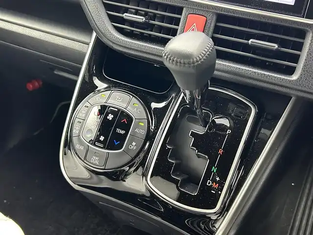 トヨタ ヴォクシー ZS 煌 福井県 2018(平30)年 0.8万km ホワイトパールクリスタルシャイン 純正ナビ/AM/FM/Bluetooth/CD/DVD/フルセグ/両側パワースライドドア/トヨタセーフティーセンス/・衝突軽減システム/・車線逸脱抑制システム/・オートマチックハイビーム/・先行車発進告知/クルーズコントロール/バックカメラ/オートライト/ビルトインETC/プッシュスタート/USB充電ソケット/レザー調シートカバー/ステアリングスイッチ