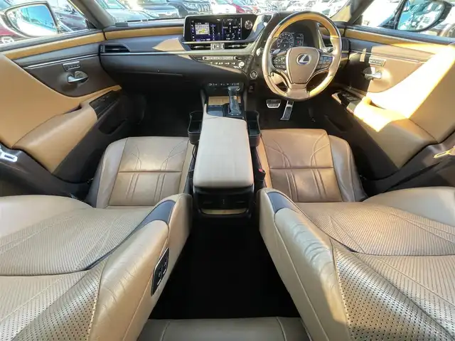 レクサス ＥＳ 300h バージョンL 愛知県 2020(令2)年 6.6万km ソニッククォーツ サンルーフ /純正メーカーナビ/フルセグTV/BT/パノラミックビューモニター/ビルトイン2.0ETC/純正18インチAW/レクサスセーフティシステム/ブラインドスポットモニター/レーダークルーズコントロール/クリアランスソナー /ヘッドアップディスプレイ/レザーシート /前席メモリー付きパワーシート/全席シートヒーター /前席エアシート /ハンドルヒーター /電動リアサンシェード/純正フロアマット/取説、保証書/スペアキー×2