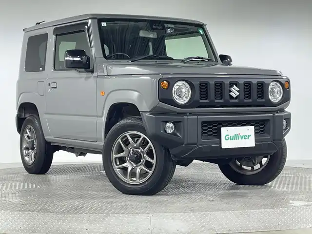 スズキ ジムニー XC 神奈川県 2021(令3)年 2.8万km ミディアムグレー スズキセーフティサポート/社外7型SDナビゲーション【CN-RE07WD】/・BT/フルセグTV/CD/DVD/SD/革巻きステアリング/ステアリングスイッチ/Autoライト/クルーズコントロール/ダウンヒルアシストコントロール/ETC/ドライブレコーダー/LEDヘッドライト/フォグランプ/電動格納ミラー/ウィンカーミラー/ミラーヒーター/スマートキー/プッシュスタートボタン/背面タイヤ/純正フロアマット/純正ドアバイザー/純正16インチアルミホイール