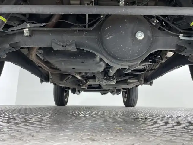 スズキ ジムニー XC 神奈川県 2021(令3)年 2.8万km ミディアムグレー スズキセーフティサポート/社外7型SDナビゲーション【CN-RE07WD】/・BT/フルセグTV/CD/DVD/SD/革巻きステアリング/ステアリングスイッチ/Autoライト/クルーズコントロール/ダウンヒルアシストコントロール/ETC/ドライブレコーダー/LEDヘッドライト/フォグランプ/電動格納ミラー/ウィンカーミラー/ミラーヒーター/スマートキー/プッシュスタートボタン/背面タイヤ/純正フロアマット/純正ドアバイザー/純正16インチアルミホイール