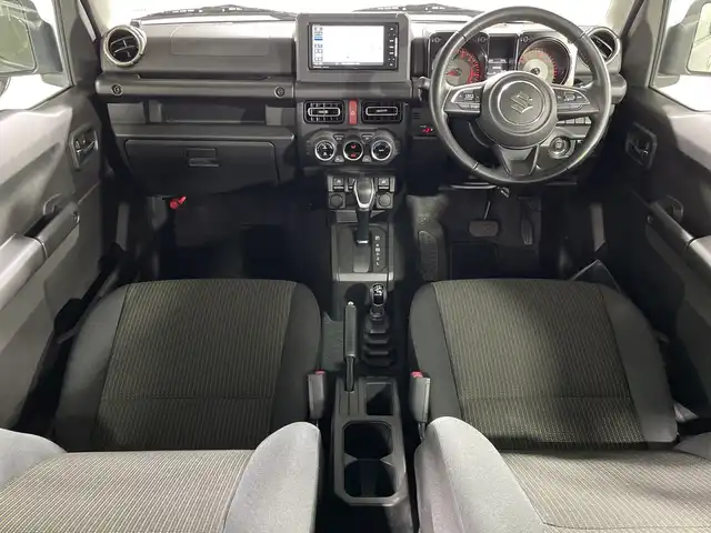スズキ ジムニー XC 神奈川県 2021(令3)年 2.8万km ミディアムグレー スズキセーフティサポート/社外7型SDナビゲーション【CN-RE07WD】/・BT/フルセグTV/CD/DVD/SD/革巻きステアリング/ステアリングスイッチ/Autoライト/クルーズコントロール/ダウンヒルアシストコントロール/ETC/ドライブレコーダー/LEDヘッドライト/フォグランプ/電動格納ミラー/ウィンカーミラー/ミラーヒーター/スマートキー/プッシュスタートボタン/背面タイヤ/純正フロアマット/純正ドアバイザー/純正16インチアルミホイール