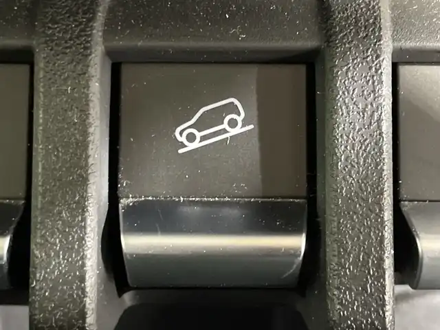 スズキ ジムニー XC 神奈川県 2021(令3)年 2.8万km ミディアムグレー スズキセーフティサポート/社外7型SDナビゲーション【CN-RE07WD】/・BT/フルセグTV/CD/DVD/SD/革巻きステアリング/ステアリングスイッチ/Autoライト/クルーズコントロール/ダウンヒルアシストコントロール/ETC/ドライブレコーダー/LEDヘッドライト/フォグランプ/電動格納ミラー/ウィンカーミラー/ミラーヒーター/スマートキー/プッシュスタートボタン/背面タイヤ/純正フロアマット/純正ドアバイザー/純正16インチアルミホイール