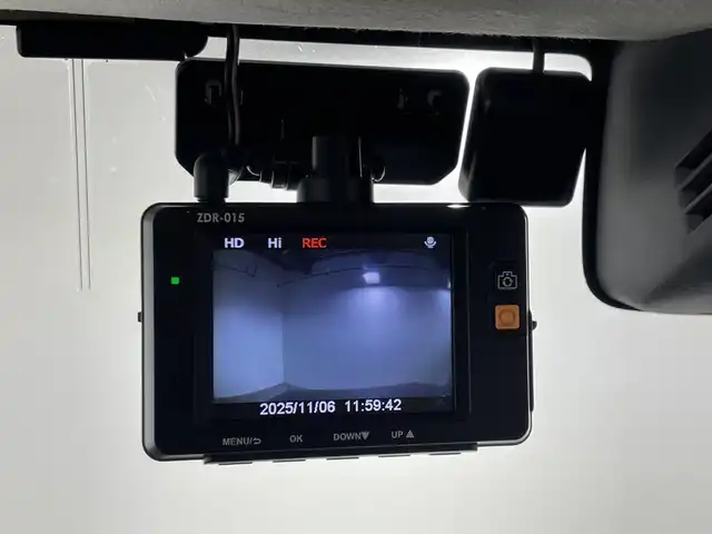 スズキ ジムニー XC 神奈川県 2021(令3)年 2.8万km ミディアムグレー スズキセーフティサポート/社外7型SDナビゲーション【CN-RE07WD】/・BT/フルセグTV/CD/DVD/SD/革巻きステアリング/ステアリングスイッチ/Autoライト/クルーズコントロール/ダウンヒルアシストコントロール/ETC/ドライブレコーダー/LEDヘッドライト/フォグランプ/電動格納ミラー/ウィンカーミラー/ミラーヒーター/スマートキー/プッシュスタートボタン/背面タイヤ/純正フロアマット/純正ドアバイザー/純正16インチアルミホイール