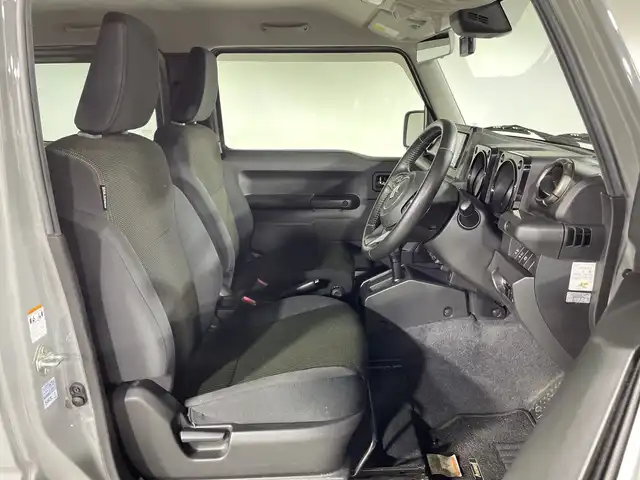 スズキ ジムニー XC 神奈川県 2021(令3)年 2.8万km ミディアムグレー スズキセーフティサポート/社外7型SDナビゲーション【CN-RE07WD】/・BT/フルセグTV/CD/DVD/SD/革巻きステアリング/ステアリングスイッチ/Autoライト/クルーズコントロール/ダウンヒルアシストコントロール/ETC/ドライブレコーダー/LEDヘッドライト/フォグランプ/電動格納ミラー/ウィンカーミラー/ミラーヒーター/スマートキー/プッシュスタートボタン/背面タイヤ/純正フロアマット/純正ドアバイザー/純正16インチアルミホイール