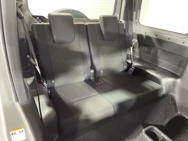 スズキ ジムニー XC 神奈川県 2021(令3)年 2.8万km ミディアムグレー スズキセーフティサポート/社外7型SDナビゲーション【CN-RE07WD】/・BT/フルセグTV/CD/DVD/SD/革巻きステアリング/ステアリングスイッチ/Autoライト/クルーズコントロール/ダウンヒルアシストコントロール/ETC/ドライブレコーダー/LEDヘッドライト/フォグランプ/電動格納ミラー/ウィンカーミラー/ミラーヒーター/スマートキー/プッシュスタートボタン/背面タイヤ/純正フロアマット/純正ドアバイザー/純正16インチアルミホイール