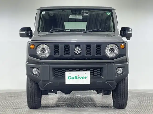 スズキ ジムニー XC 神奈川県 2021(令3)年 2.8万km ミディアムグレー スズキセーフティサポート/社外7型SDナビゲーション【CN-RE07WD】/・BT/フルセグTV/CD/DVD/SD/革巻きステアリング/ステアリングスイッチ/Autoライト/クルーズコントロール/ダウンヒルアシストコントロール/ETC/ドライブレコーダー/LEDヘッドライト/フォグランプ/電動格納ミラー/ウィンカーミラー/ミラーヒーター/スマートキー/プッシュスタートボタン/背面タイヤ/純正フロアマット/純正ドアバイザー/純正16インチアルミホイール