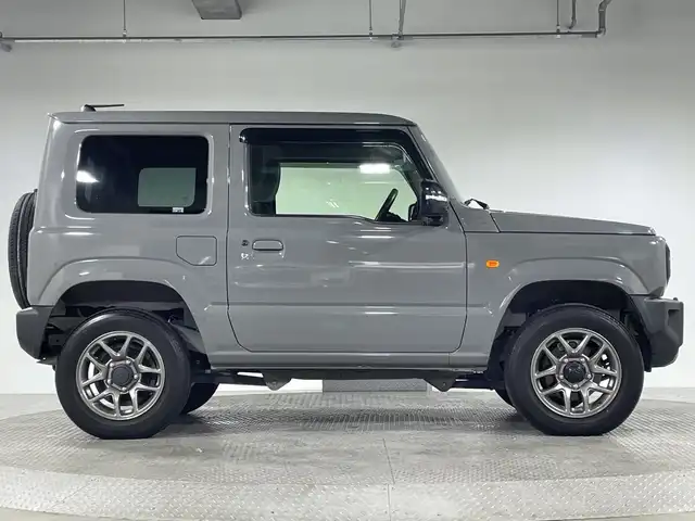スズキ ジムニー XC 神奈川県 2021(令3)年 2.8万km ミディアムグレー スズキセーフティサポート/社外7型SDナビゲーション【CN-RE07WD】/・BT/フルセグTV/CD/DVD/SD/革巻きステアリング/ステアリングスイッチ/Autoライト/クルーズコントロール/ダウンヒルアシストコントロール/ETC/ドライブレコーダー/LEDヘッドライト/フォグランプ/電動格納ミラー/ウィンカーミラー/ミラーヒーター/スマートキー/プッシュスタートボタン/背面タイヤ/純正フロアマット/純正ドアバイザー/純正16インチアルミホイール