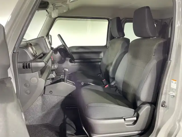 スズキ ジムニー XC 神奈川県 2021(令3)年 2.8万km ミディアムグレー スズキセーフティサポート/社外7型SDナビゲーション【CN-RE07WD】/・BT/フルセグTV/CD/DVD/SD/革巻きステアリング/ステアリングスイッチ/Autoライト/クルーズコントロール/ダウンヒルアシストコントロール/ETC/ドライブレコーダー/LEDヘッドライト/フォグランプ/電動格納ミラー/ウィンカーミラー/ミラーヒーター/スマートキー/プッシュスタートボタン/背面タイヤ/純正フロアマット/純正ドアバイザー/純正16インチアルミホイール