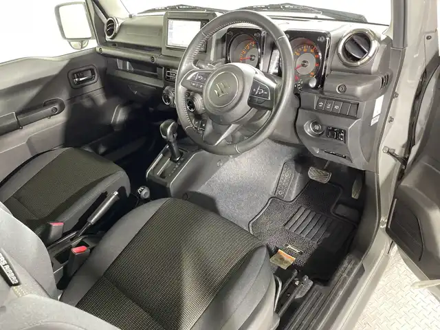 スズキ ジムニー XC 神奈川県 2021(令3)年 2.8万km ミディアムグレー スズキセーフティサポート/社外7型SDナビゲーション【CN-RE07WD】/・BT/フルセグTV/CD/DVD/SD/革巻きステアリング/ステアリングスイッチ/Autoライト/クルーズコントロール/ダウンヒルアシストコントロール/ETC/ドライブレコーダー/LEDヘッドライト/フォグランプ/電動格納ミラー/ウィンカーミラー/ミラーヒーター/スマートキー/プッシュスタートボタン/背面タイヤ/純正フロアマット/純正ドアバイザー/純正16インチアルミホイール