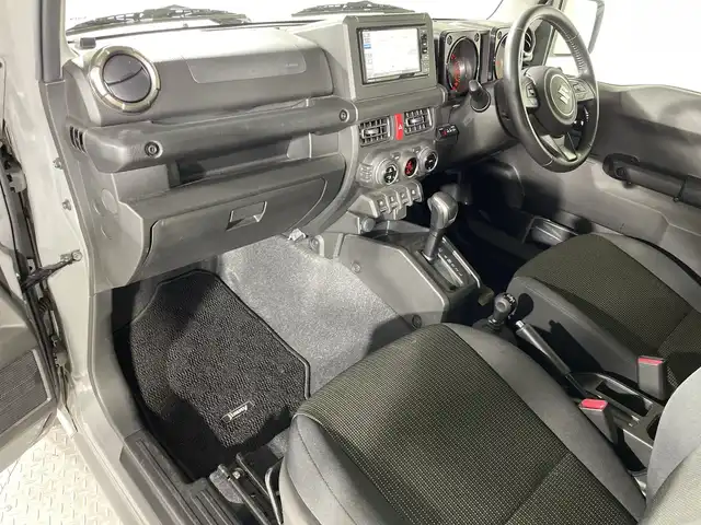 スズキ ジムニー XC 神奈川県 2021(令3)年 2.8万km ミディアムグレー スズキセーフティサポート/社外7型SDナビゲーション【CN-RE07WD】/・BT/フルセグTV/CD/DVD/SD/革巻きステアリング/ステアリングスイッチ/Autoライト/クルーズコントロール/ダウンヒルアシストコントロール/ETC/ドライブレコーダー/LEDヘッドライト/フォグランプ/電動格納ミラー/ウィンカーミラー/ミラーヒーター/スマートキー/プッシュスタートボタン/背面タイヤ/純正フロアマット/純正ドアバイザー/純正16インチアルミホイール