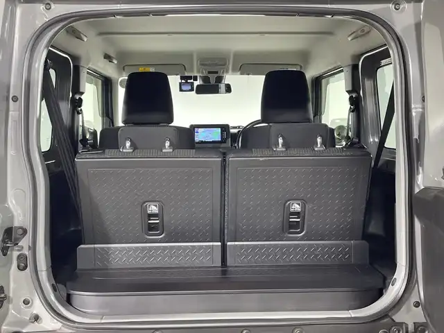 スズキ ジムニー XC 神奈川県 2021(令3)年 2.8万km ミディアムグレー スズキセーフティサポート/社外7型SDナビゲーション【CN-RE07WD】/・BT/フルセグTV/CD/DVD/SD/革巻きステアリング/ステアリングスイッチ/Autoライト/クルーズコントロール/ダウンヒルアシストコントロール/ETC/ドライブレコーダー/LEDヘッドライト/フォグランプ/電動格納ミラー/ウィンカーミラー/ミラーヒーター/スマートキー/プッシュスタートボタン/背面タイヤ/純正フロアマット/純正ドアバイザー/純正16インチアルミホイール