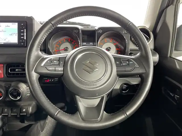 スズキ ジムニー XC 神奈川県 2021(令3)年 2.8万km ミディアムグレー スズキセーフティサポート/社外7型SDナビゲーション【CN-RE07WD】/・BT/フルセグTV/CD/DVD/SD/革巻きステアリング/ステアリングスイッチ/Autoライト/クルーズコントロール/ダウンヒルアシストコントロール/ETC/ドライブレコーダー/LEDヘッドライト/フォグランプ/電動格納ミラー/ウィンカーミラー/ミラーヒーター/スマートキー/プッシュスタートボタン/背面タイヤ/純正フロアマット/純正ドアバイザー/純正16インチアルミホイール