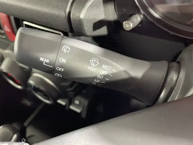 スズキ ジムニー XC 神奈川県 2021(令3)年 2.8万km ミディアムグレー スズキセーフティサポート/社外7型SDナビゲーション【CN-RE07WD】/・BT/フルセグTV/CD/DVD/SD/革巻きステアリング/ステアリングスイッチ/Autoライト/クルーズコントロール/ダウンヒルアシストコントロール/ETC/ドライブレコーダー/LEDヘッドライト/フォグランプ/電動格納ミラー/ウィンカーミラー/ミラーヒーター/スマートキー/プッシュスタートボタン/背面タイヤ/純正フロアマット/純正ドアバイザー/純正16インチアルミホイール