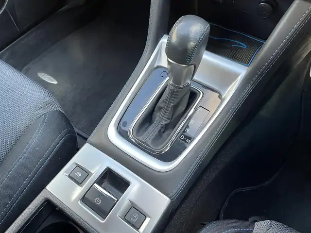 スバル レヴォーグ 1．6GT－S アイサイト 道央・札幌 2014(平26)年 11.8万km クリスタルホワイトP 登録時走行距離117/852km/　４　W　D　/アイサイト/純正SDナビ(CD/DVD/FM/AM/SD/BT)/フルセグテレビ（走行中視聴可能）/バックカメラ/アイドリングストップ/ウィンカーミラー/クルーズコントロール（追従走行あり）/ドアバイザー/プッシュスタート/ETC/MTモード付AT/パドルシフト/USB入力端子/純正ドライブレコーダー/パワーシート（運転席/助手席）/純正フロアマット/横滑り防止装置/レーンキープアシスト/盗難防止装置/オートライト/衝突軽減ブレーキ/フォグランプ/リアフォグランプ/革巻きステアリング/ステアリングスイッチ/イルミネーションコントロール/ワイパー間欠時間コントローラー/ヒルホールドスイッチ/社外エンジンスターター/電動格納ミラー/バニティミラー