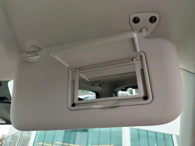 三菱 ｅＫクロス ＥＶ P 東京都 2023(令5)年 0.3万km アメジストブラック/シルキーホワイト 純正9インチナビ/ビルトインETC2.0/シートヒーター/ステアリングヒーター/LEDヘッドライト/オートライト/e-Assist/衝突被害軽減ブレーキシステム/車線逸脱警報システム/踏み間違い衝突防止アシスト/オートマチックハイビーム/パーキングセンサー/スマートキー/純正15インチAW