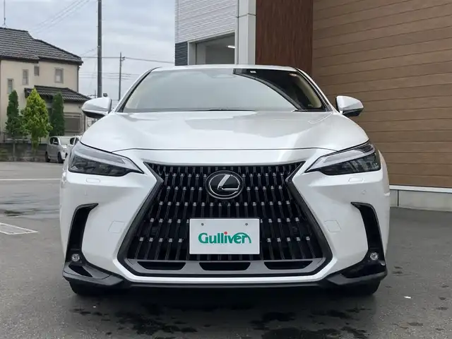 レクサス ＮＸ 350h バージョンL 埼玉県 2023(令5)年 3万km ソニッククォーツ 登録時29118km/ワンオーナー/サンルーフ/茶革シート/　・前席パワーシート/　・前席シートエアコン/　・全席シートヒーター/レクサスセーフティシステム＋/　・プリクラッシュセーフティ/　・レーダークルーズコントロール/　・レーントレーシングアシスト/　・アダプティブハイビームアシスト/　・ロードサインアシスト/　・プロアクティブドライビングアシスト/純正14インチメーカーナビ/　・マークレビンソンサウンド/　・Miracast/　・フルセグTV/　・Bluetooth接続/　・USB端子/Type-C端子/パノラミックビューモニター/デジタルインナーミラー/パワーバックドア/3眼LEDヘッドライト/LEDフォグ/ETC2.0/プッシュスタートボタン/スマートキー×2/カードキー×1/ヘッドアップディスプレイ/ブラインドスポットモニター/クリアランスソナー/純正20インチAW/革巻きステアリング/　・ステアリングヒーター/nanoe-X内蔵オートエアコン/ドアバイザー/新車時保証書/レクサス整備記録簿（R6.R7）/